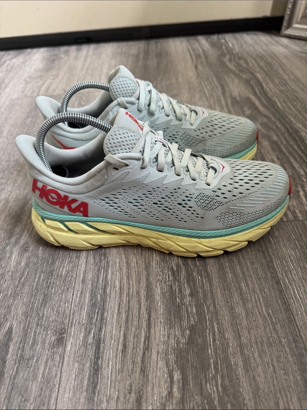 Hoka Clifton7 woman Light Gray Mesh Running Shoes with Yellow Sole and Teal Trim
